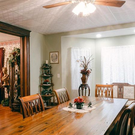 The Wolf Manor Bed & Breakfast Ellinwood Екстериор снимка