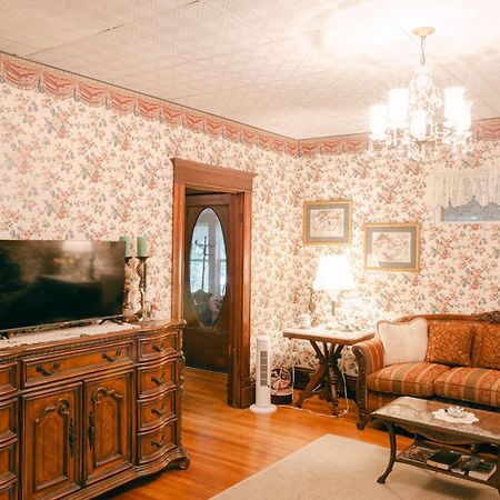 The Wolf Manor Bed & Breakfast Ellinwood Екстериор снимка