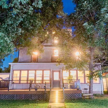 The Wolf Manor Bed & Breakfast Ellinwood Екстериор снимка