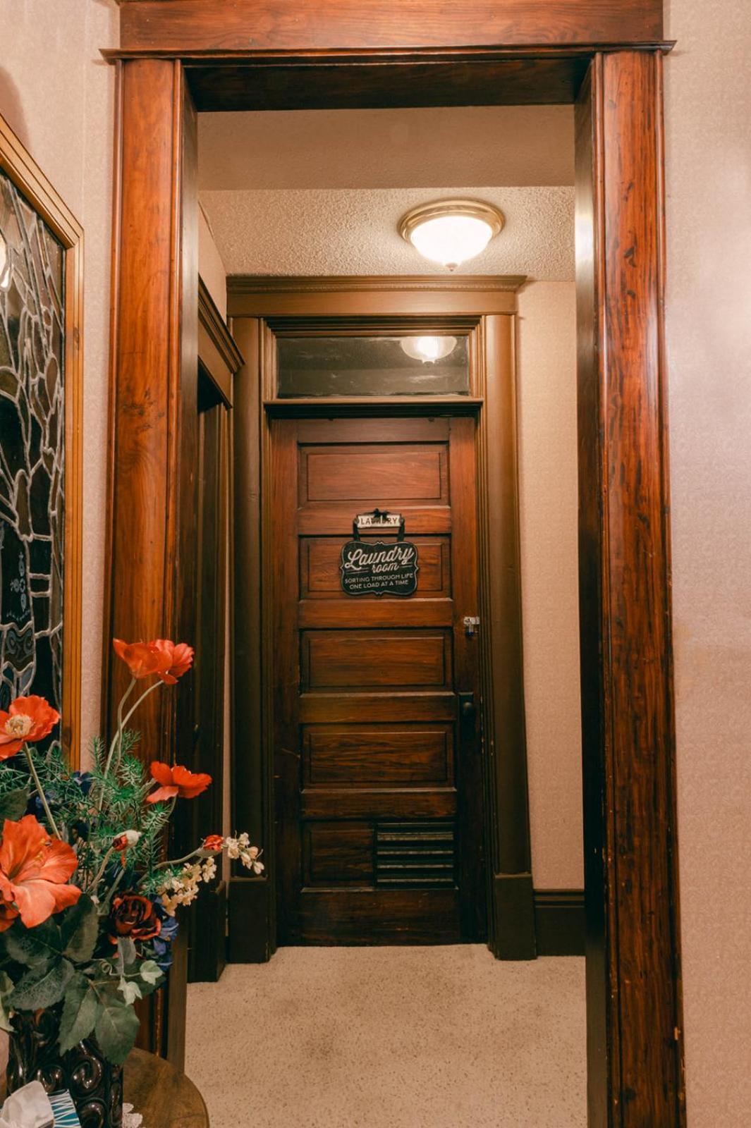 The Wolf Manor Bed & Breakfast Ellinwood Екстериор снимка