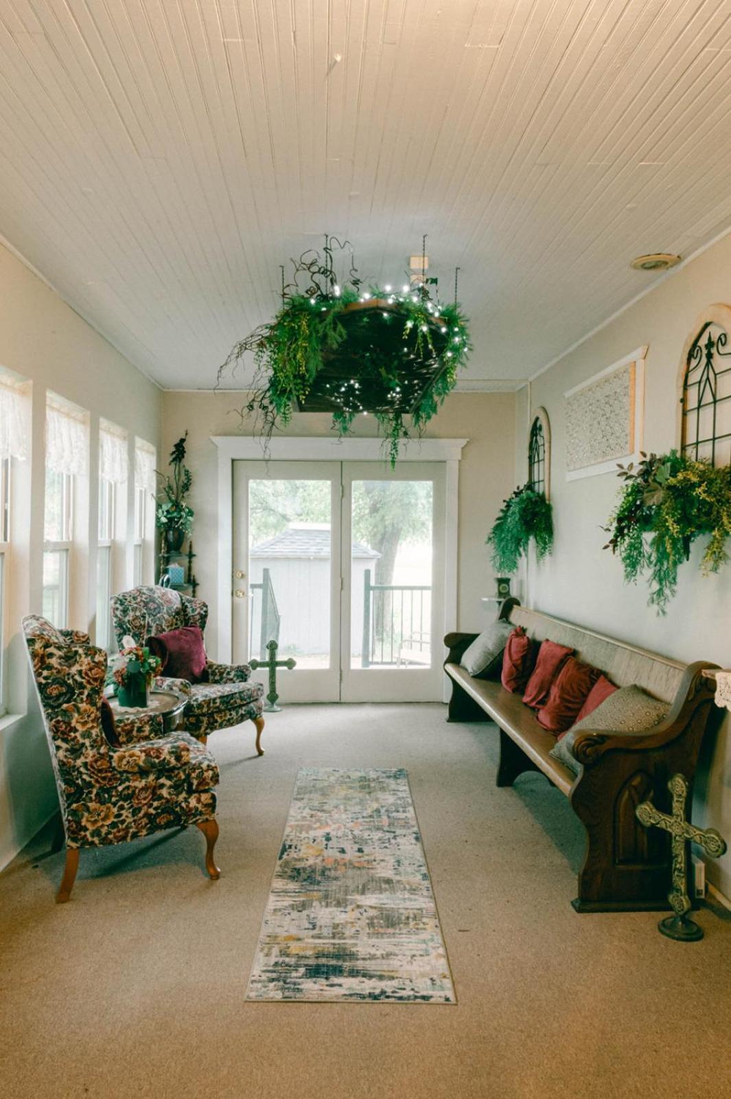 The Wolf Manor Bed & Breakfast Ellinwood Екстериор снимка