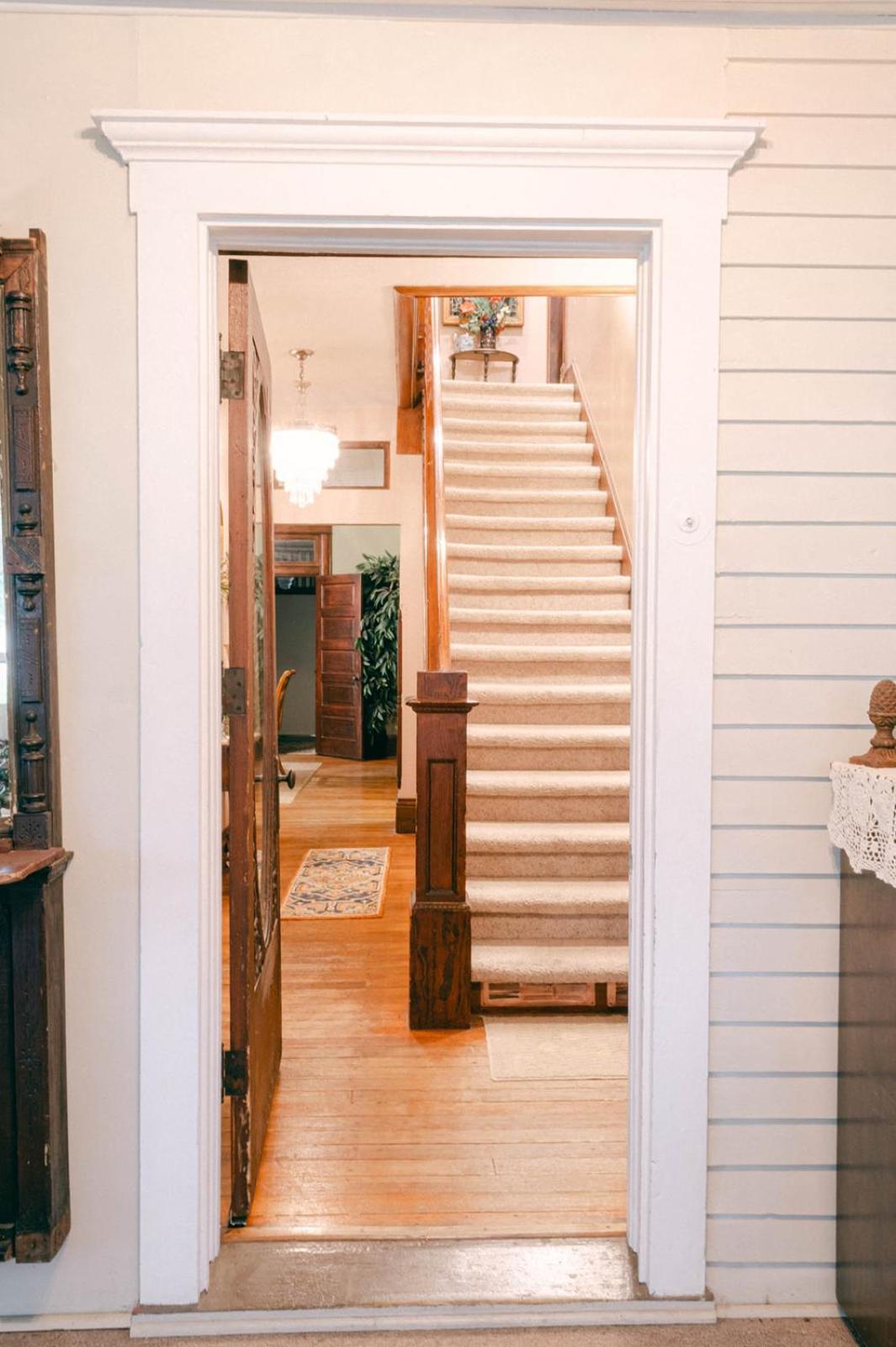 The Wolf Manor Bed & Breakfast Ellinwood Екстериор снимка