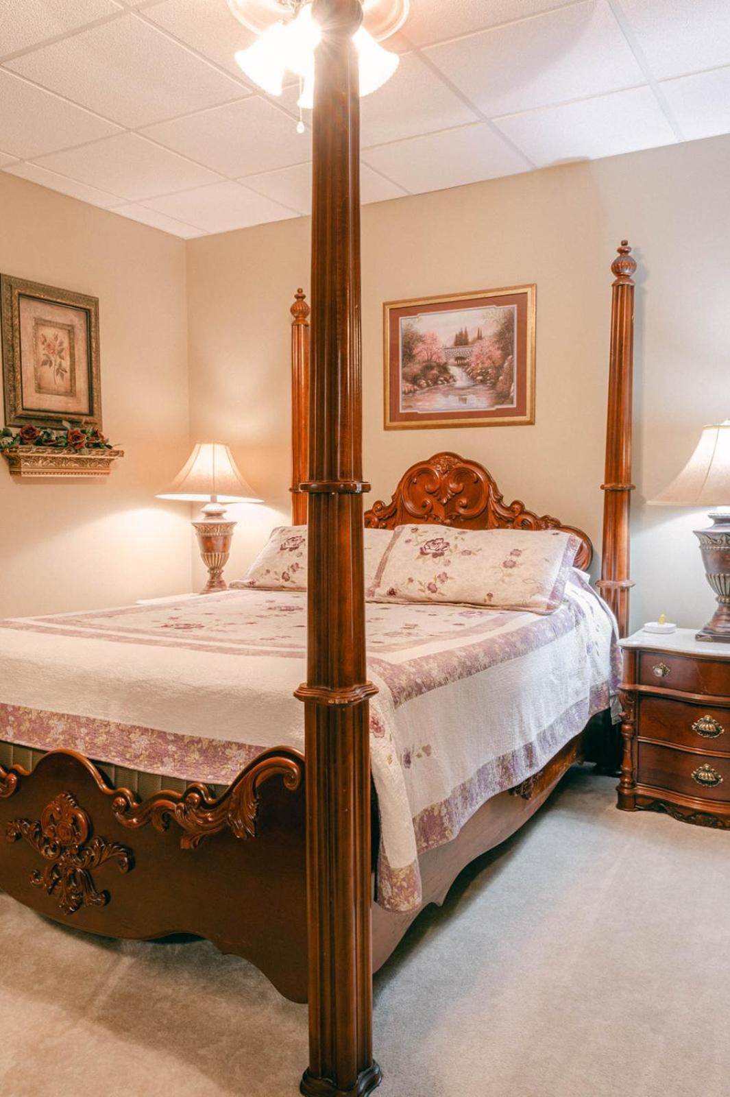 The Wolf Manor Bed & Breakfast Ellinwood Екстериор снимка