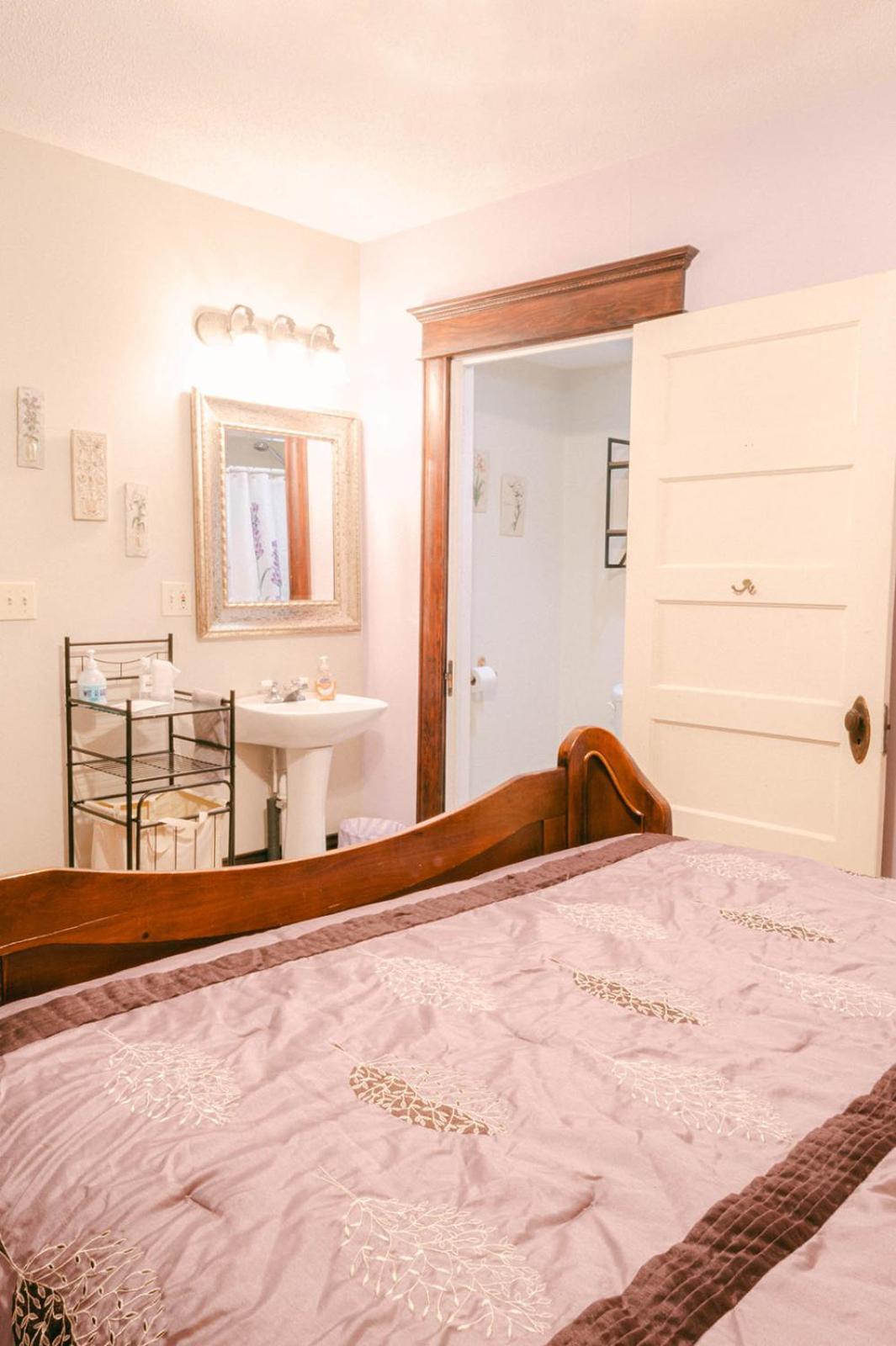 The Wolf Manor Bed & Breakfast Ellinwood Екстериор снимка