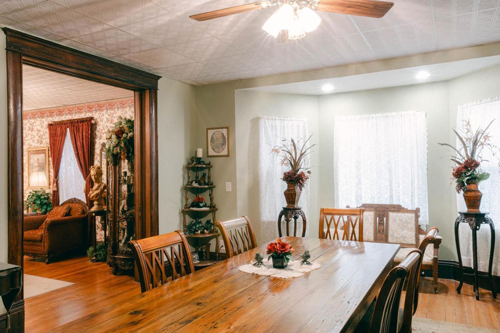 The Wolf Manor Bed & Breakfast Ellinwood Екстериор снимка