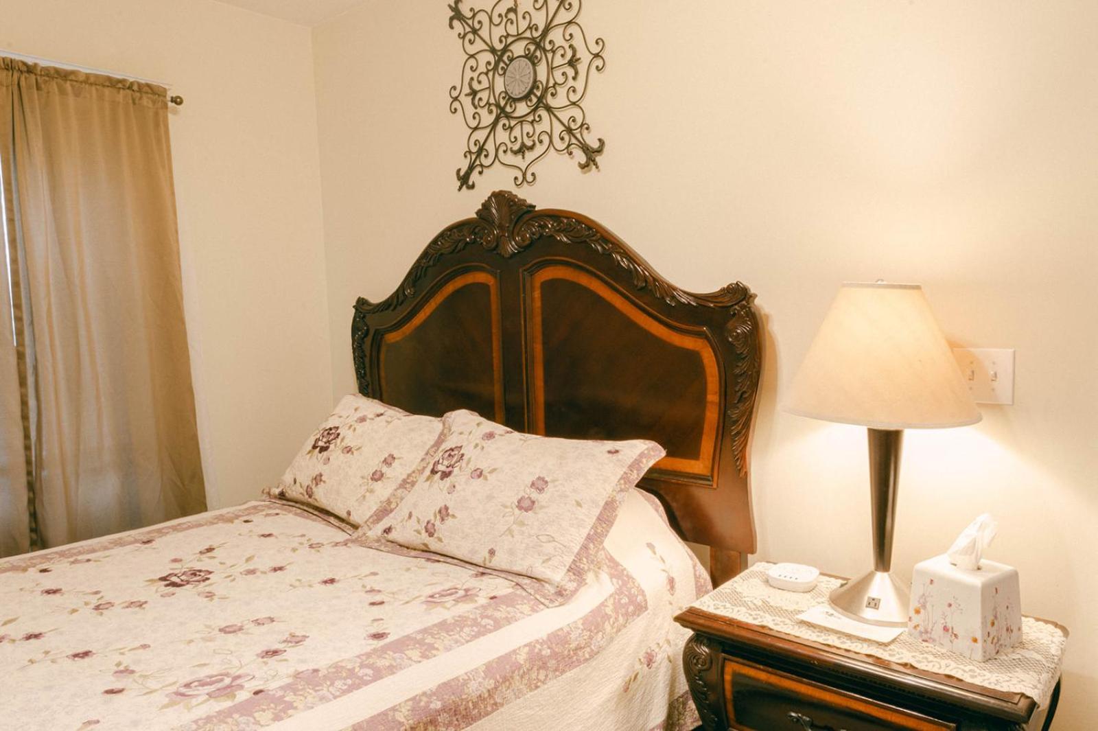 The Wolf Manor Bed & Breakfast Ellinwood Екстериор снимка