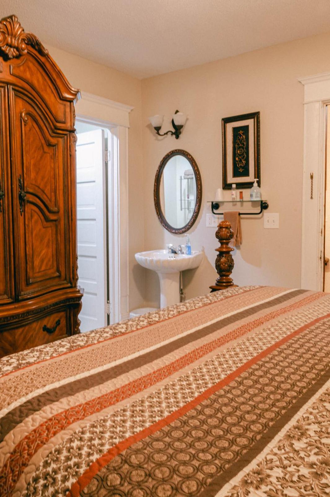 The Wolf Manor Bed & Breakfast Ellinwood Екстериор снимка