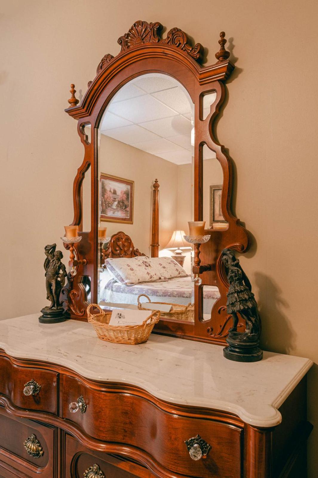 The Wolf Manor Bed & Breakfast Ellinwood Екстериор снимка