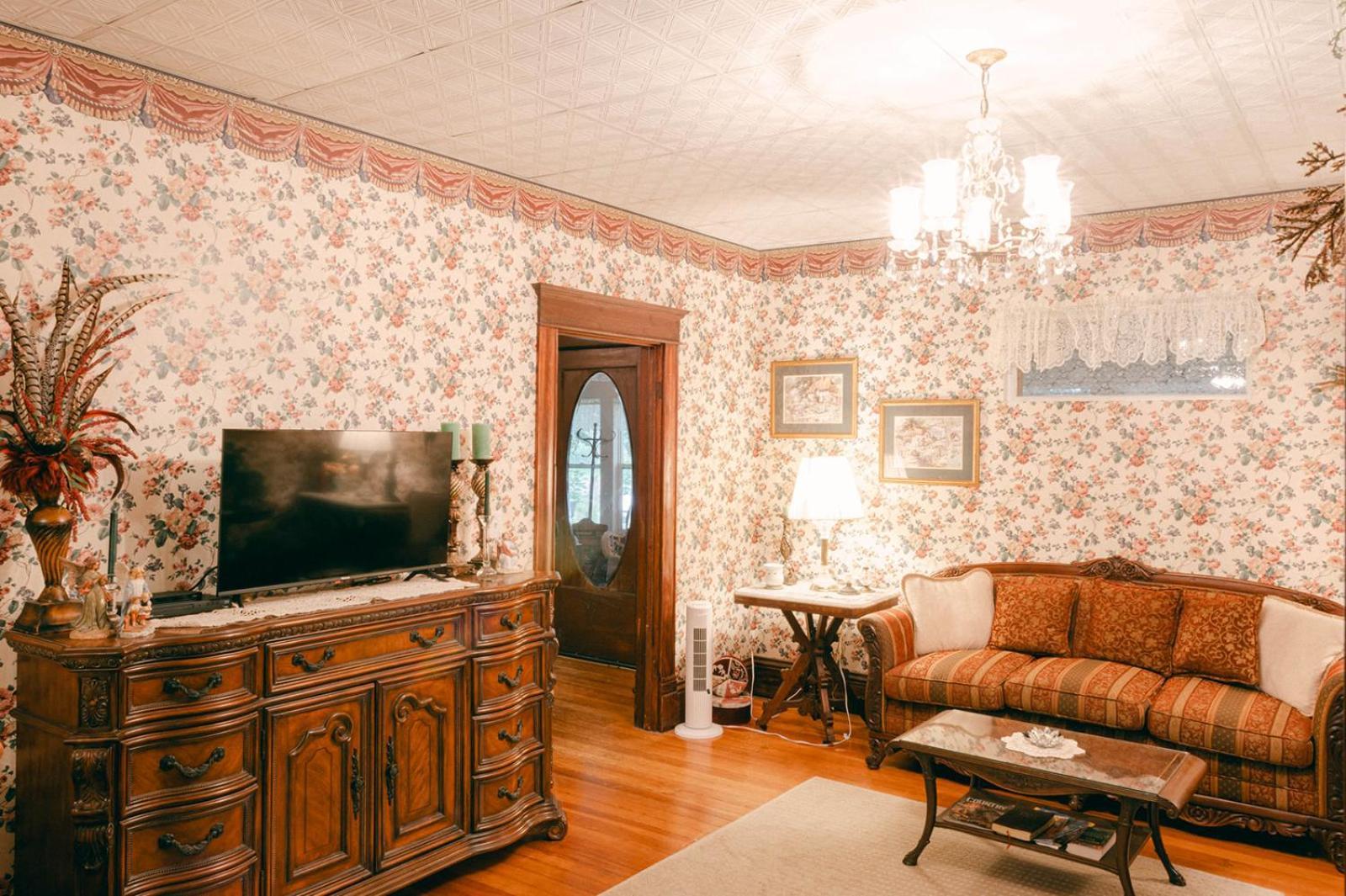 The Wolf Manor Bed & Breakfast Ellinwood Екстериор снимка
