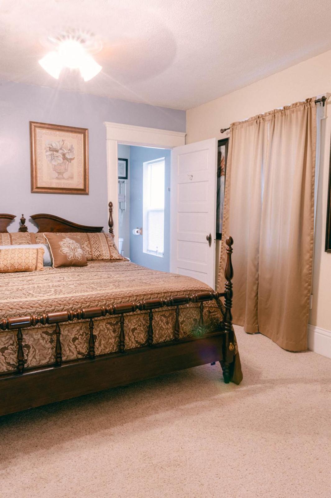 The Wolf Manor Bed & Breakfast Ellinwood Екстериор снимка