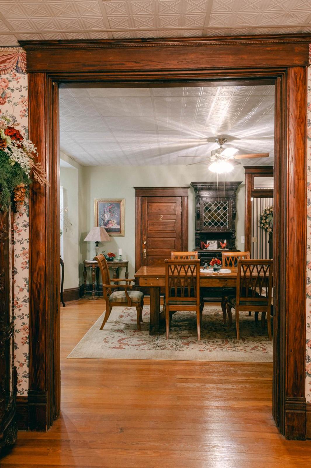 The Wolf Manor Bed & Breakfast Ellinwood Екстериор снимка