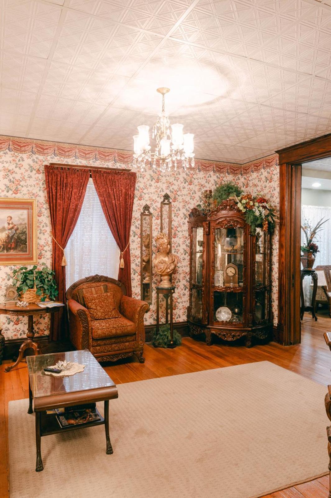 The Wolf Manor Bed & Breakfast Ellinwood Екстериор снимка