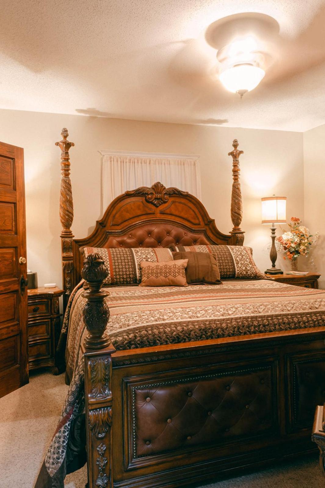 The Wolf Manor Bed & Breakfast Ellinwood Екстериор снимка