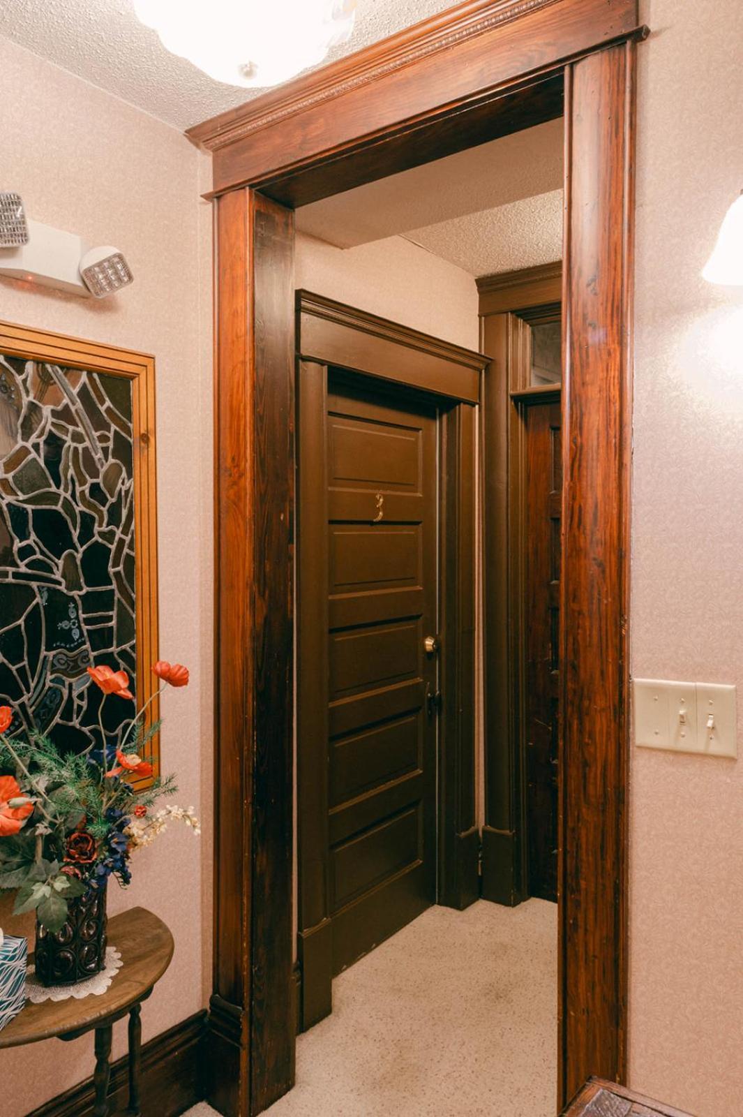 The Wolf Manor Bed & Breakfast Ellinwood Екстериор снимка