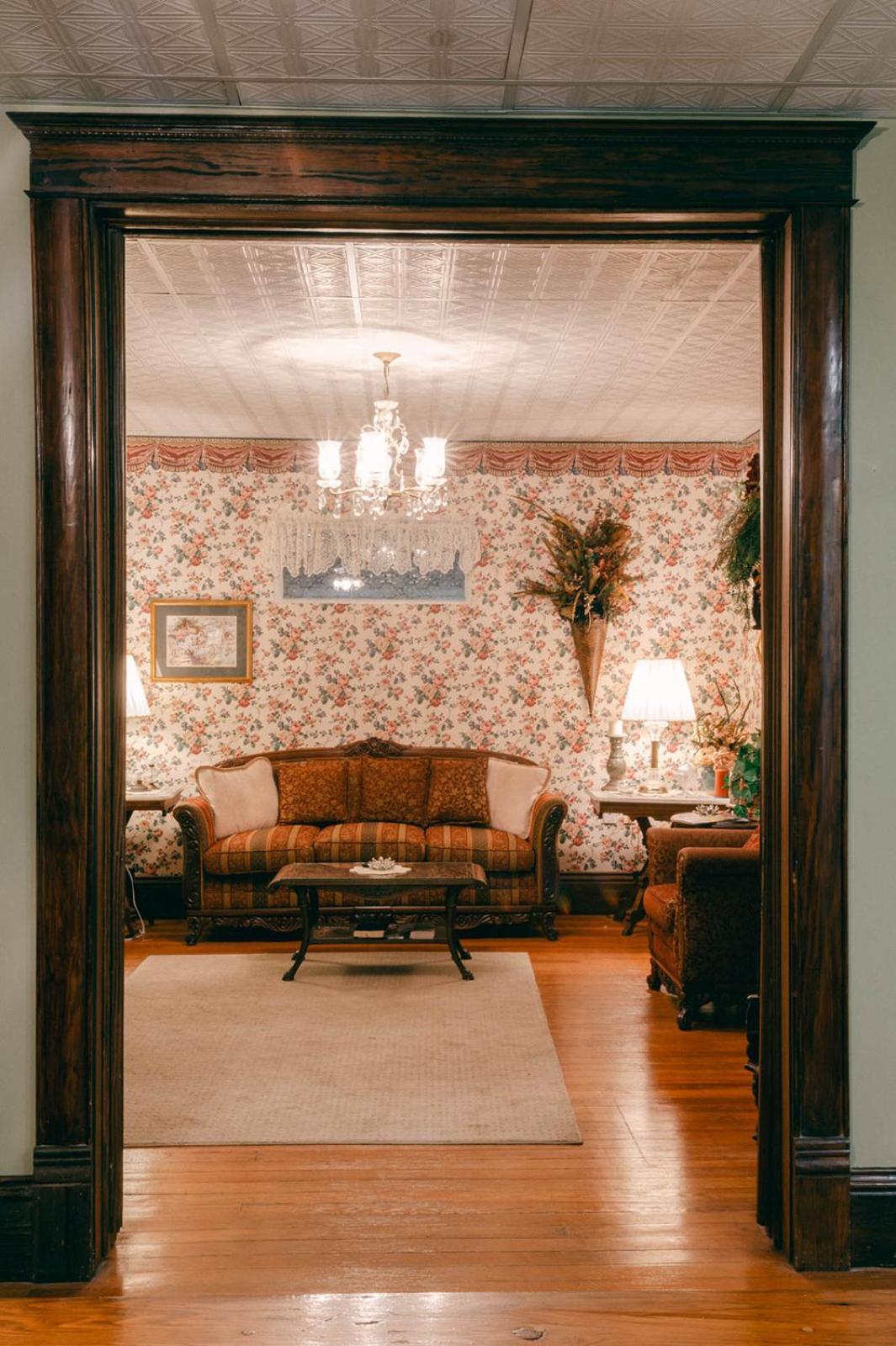 The Wolf Manor Bed & Breakfast Ellinwood Екстериор снимка
