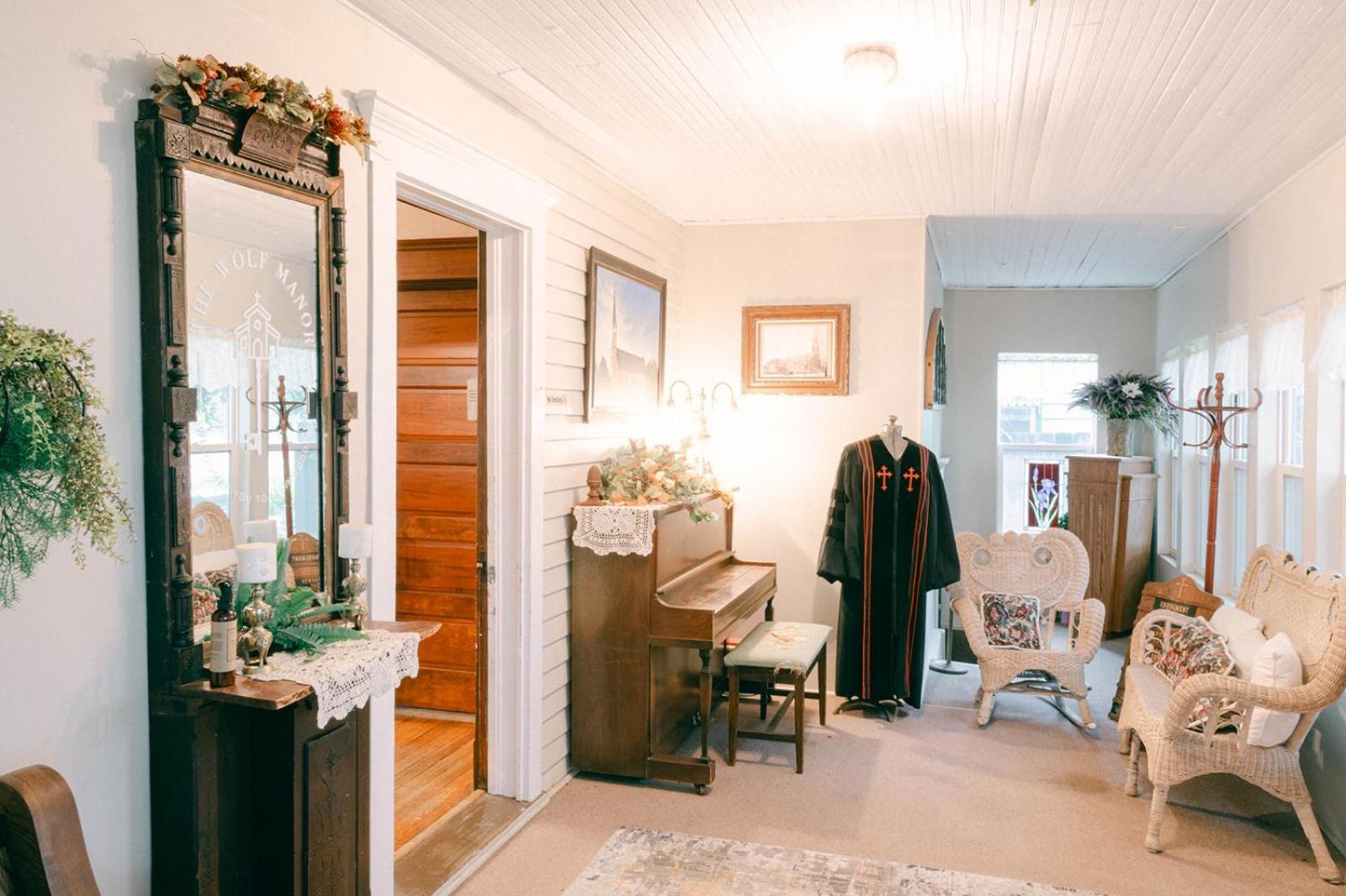 The Wolf Manor Bed & Breakfast Ellinwood Екстериор снимка