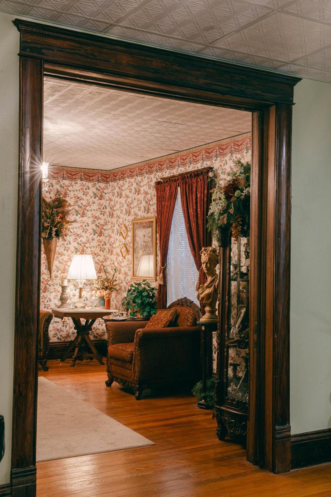 The Wolf Manor Bed & Breakfast Ellinwood Екстериор снимка