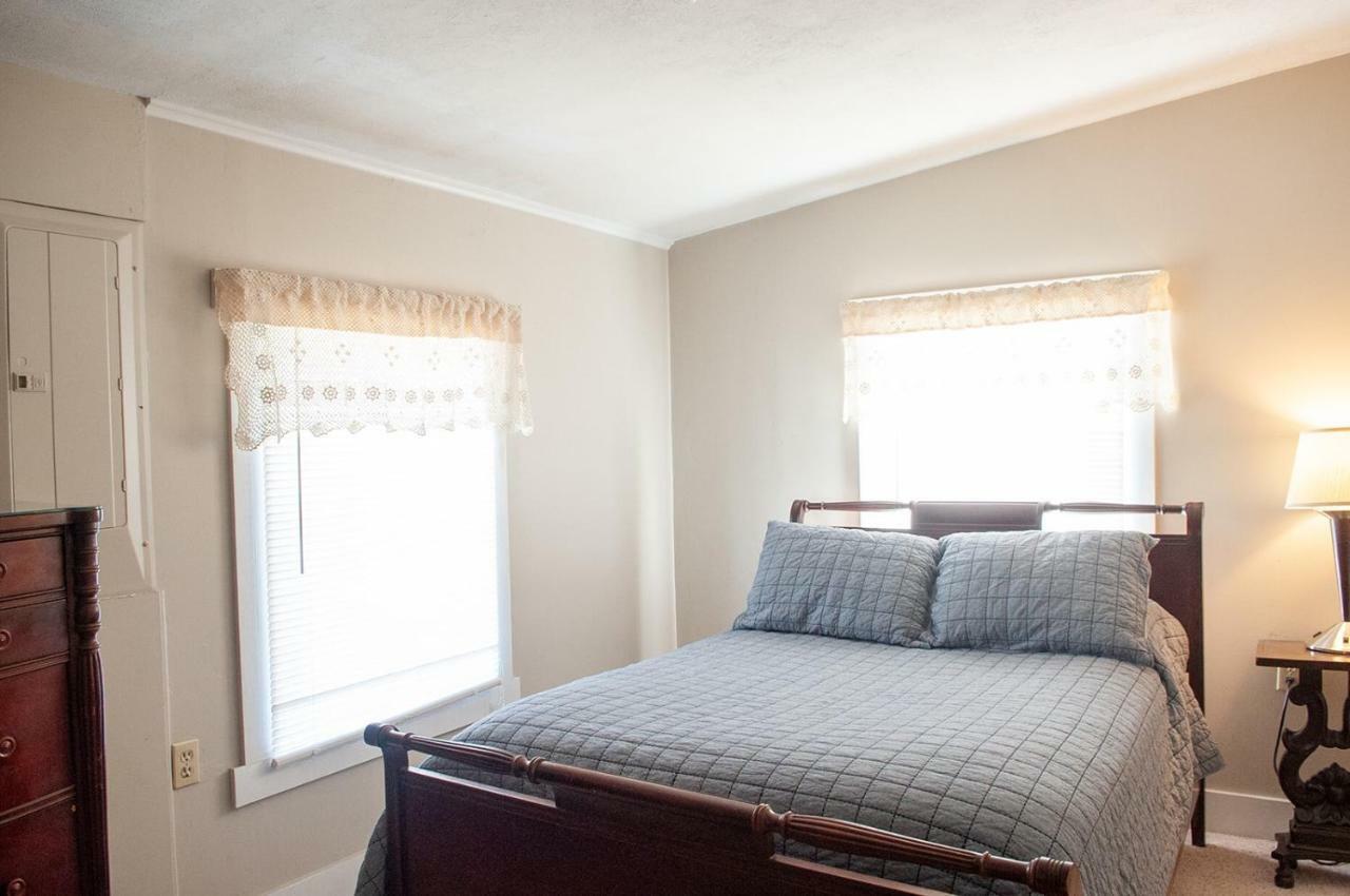 The Wolf Manor Bed & Breakfast Ellinwood Екстериор снимка